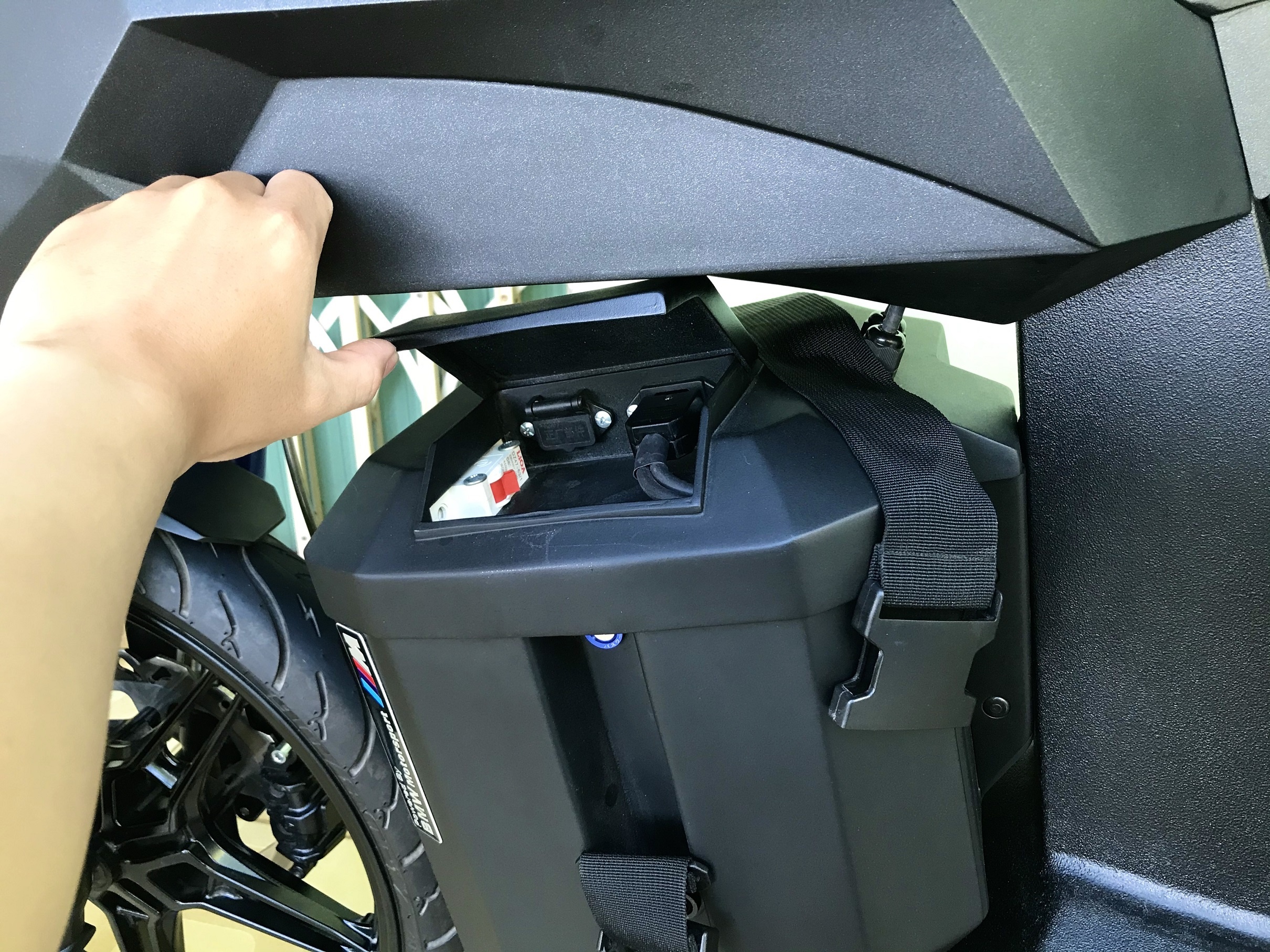 Che xe dien tu ban ve BMW HP Kunst anh 7