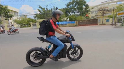 Sinh vien Viet Nam che xe dien dua tren ban ve cua BMW hinh anh