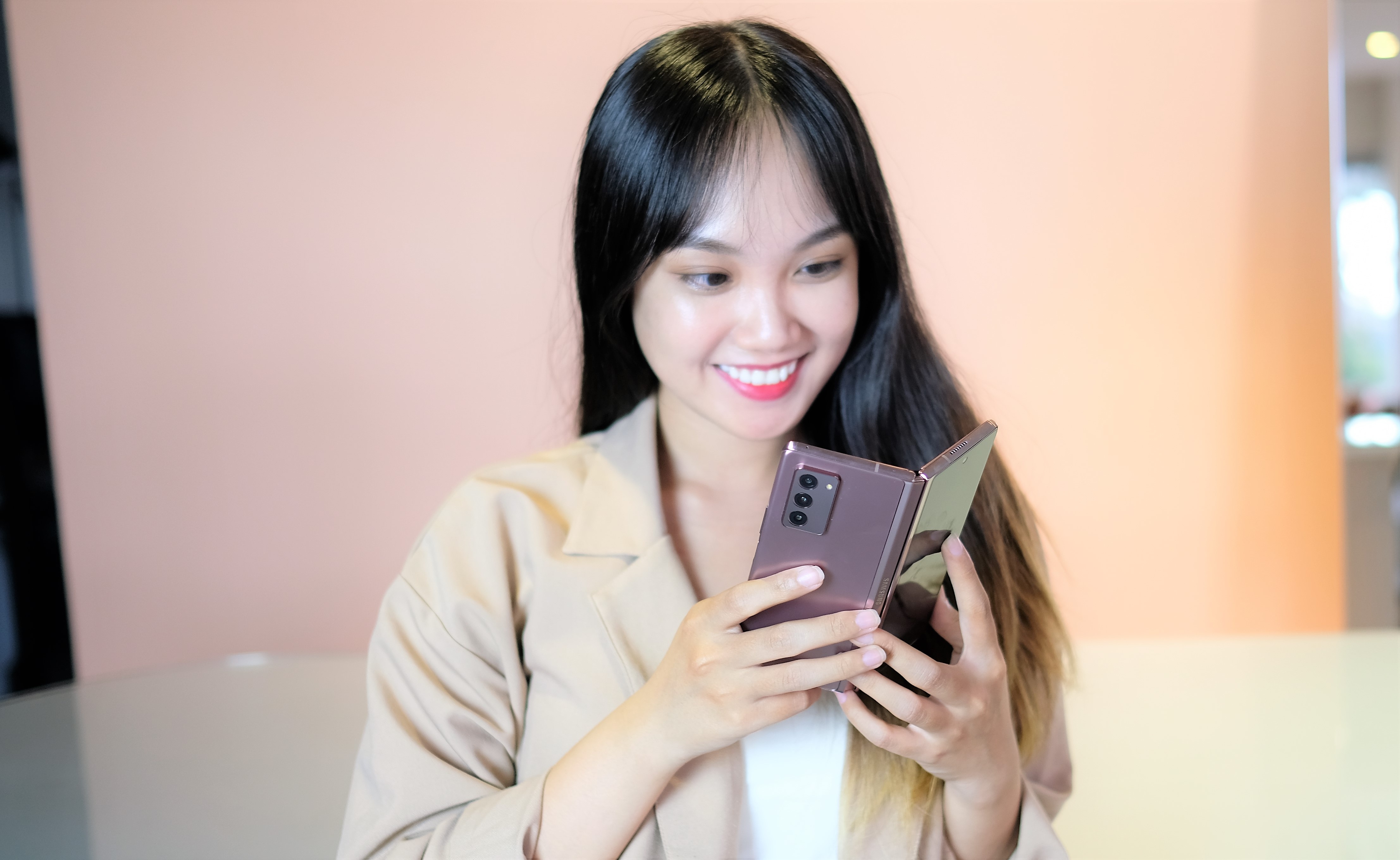 Galaxy Z Fold2 - 50 trieu cho cam giac gap moi me, thu vi hinh anh