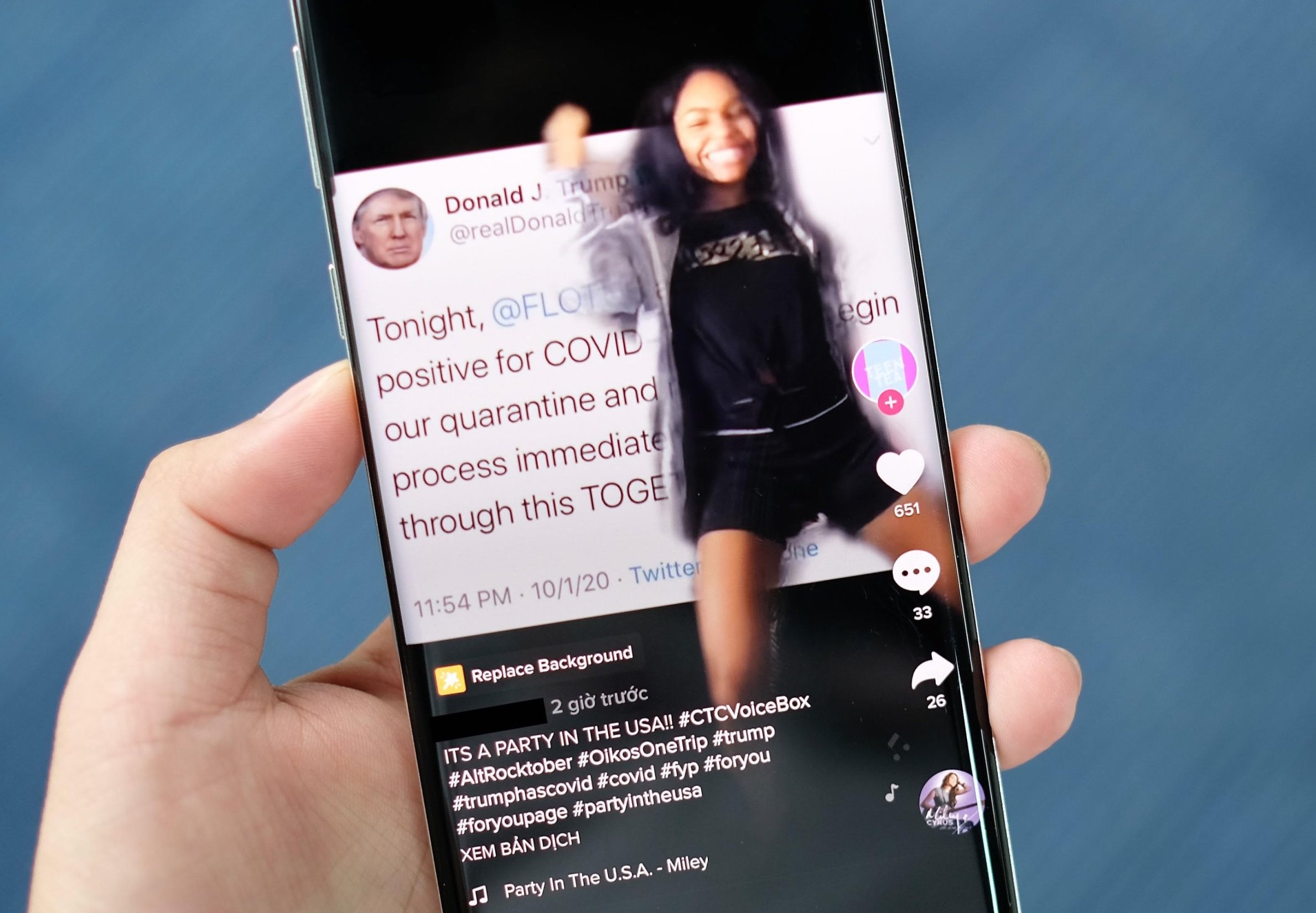 TikToker bi chi trich vi cuoi cot viec ong Trump mac Covid-19 hinh anh