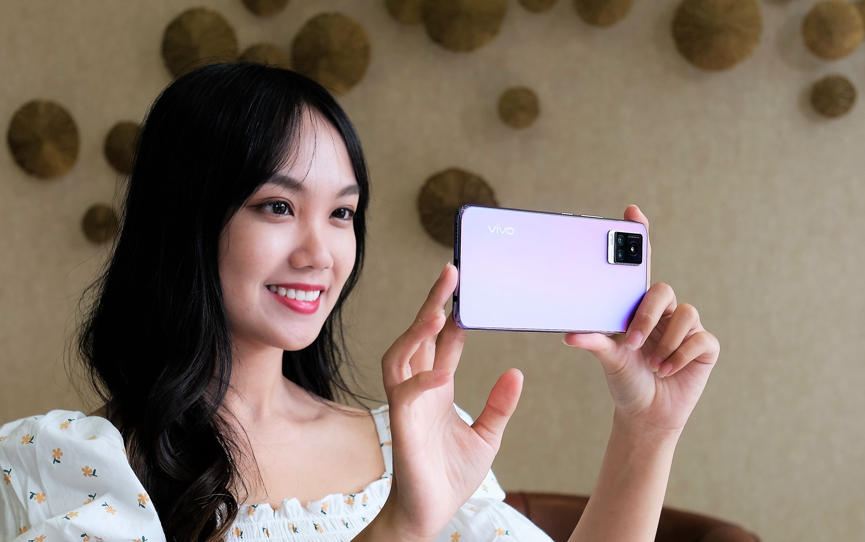 Danh gia nhanh Vivo V20: Camera selfie 44 MP, gia 8,5 trieu hinh anh