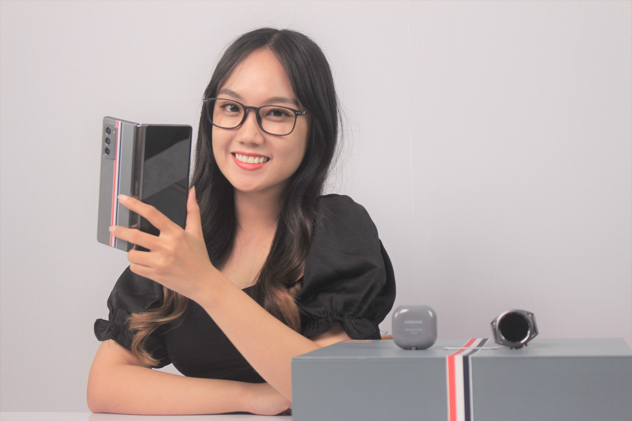 Bo Galaxy Z Fold2 phien ban Thom Browne gia 120 trieu dong ve Viet Nam hinh anh