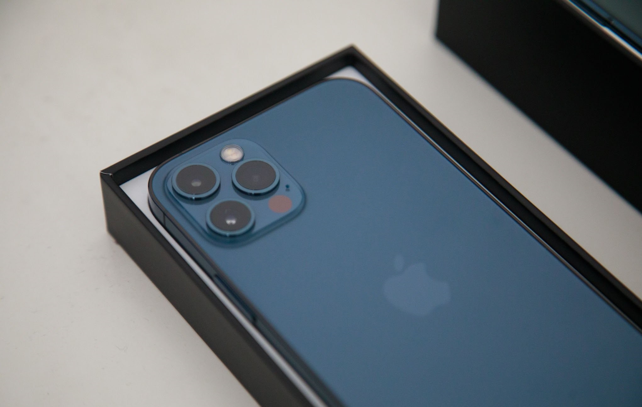 Mo hop iPhone 12 Pro anh 12