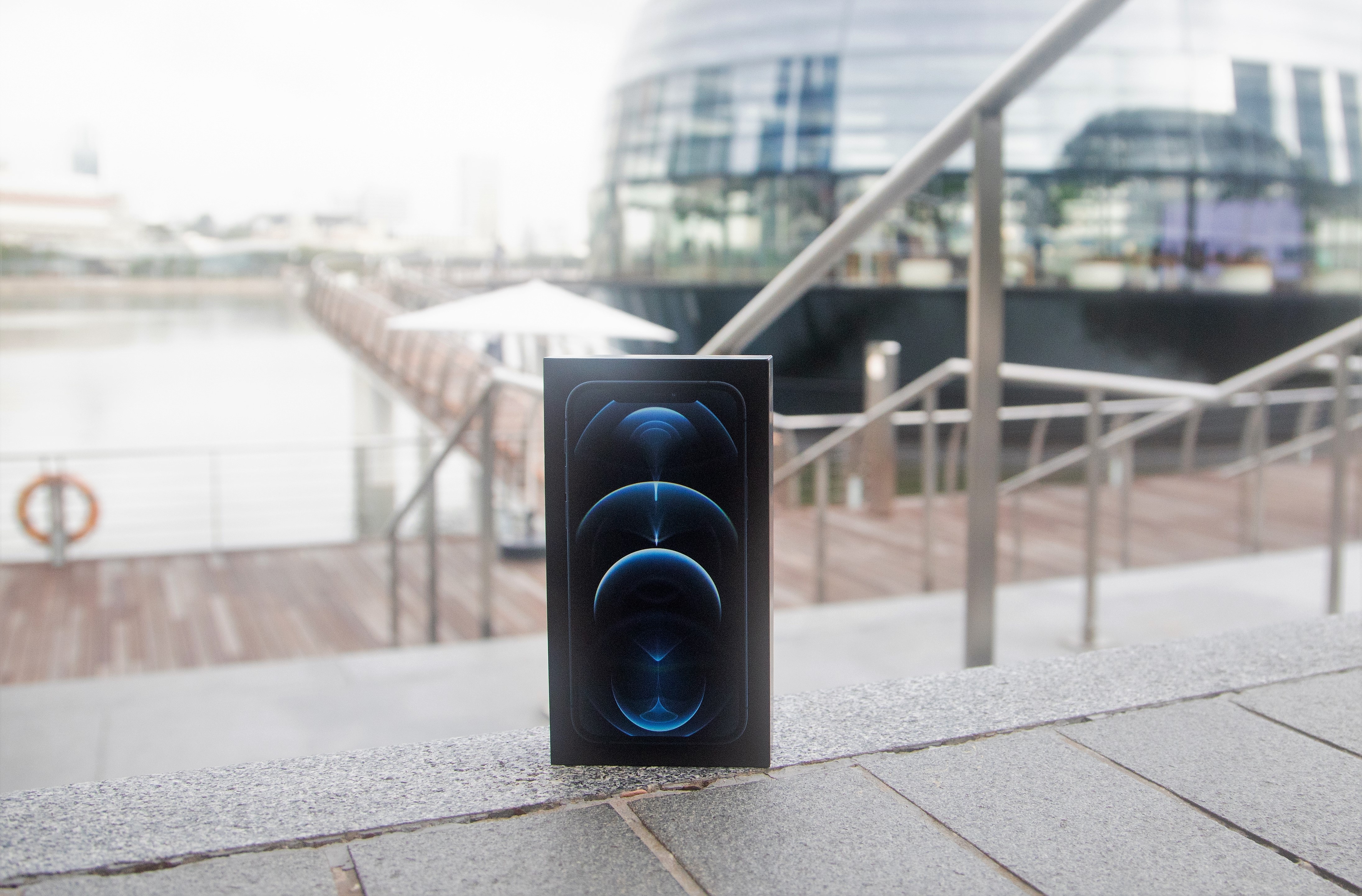 Mo hop iPhone 12 Pro anh 1