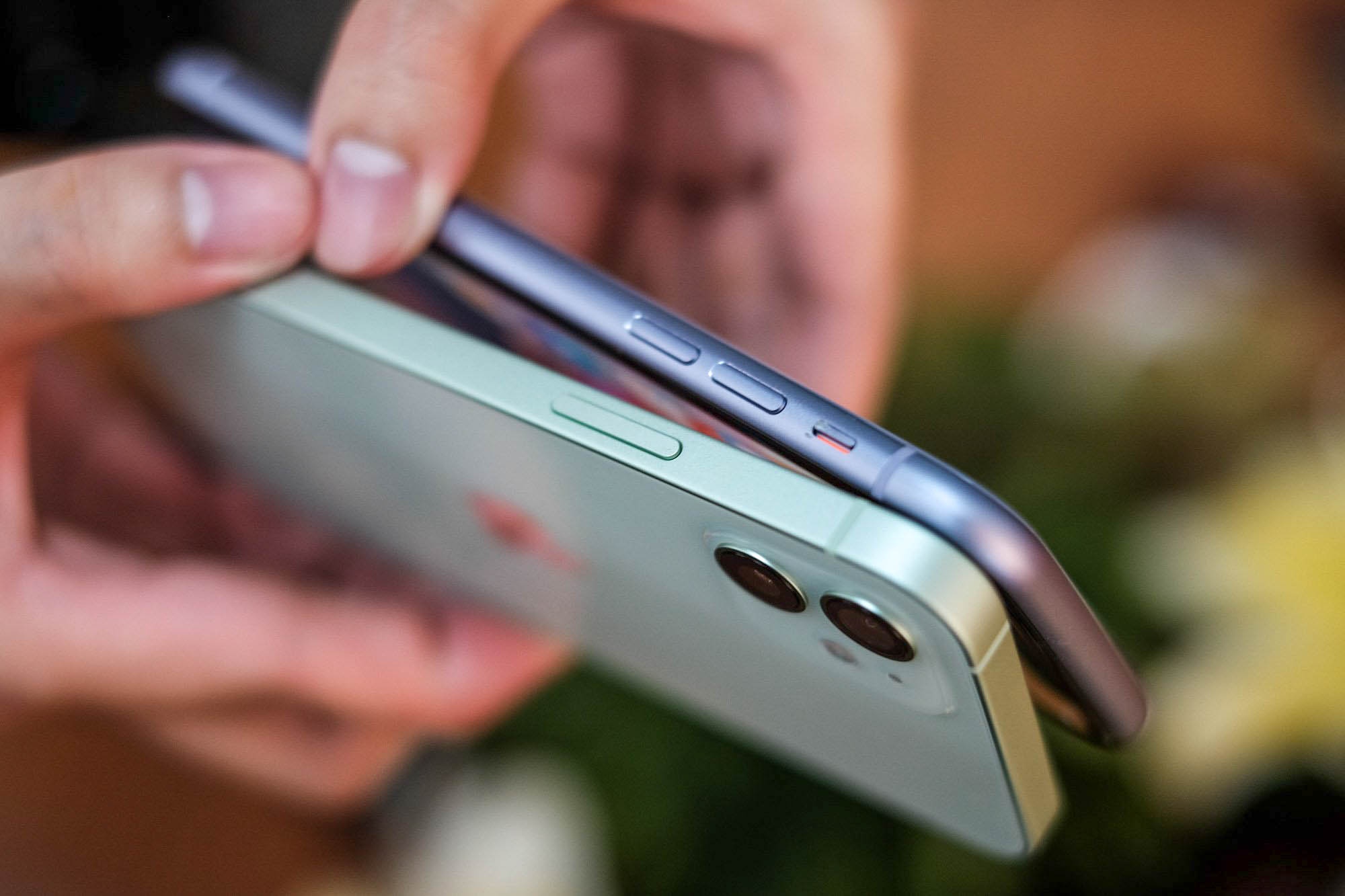 So sanh iPhone 11 voi iPhone 12 anh 1