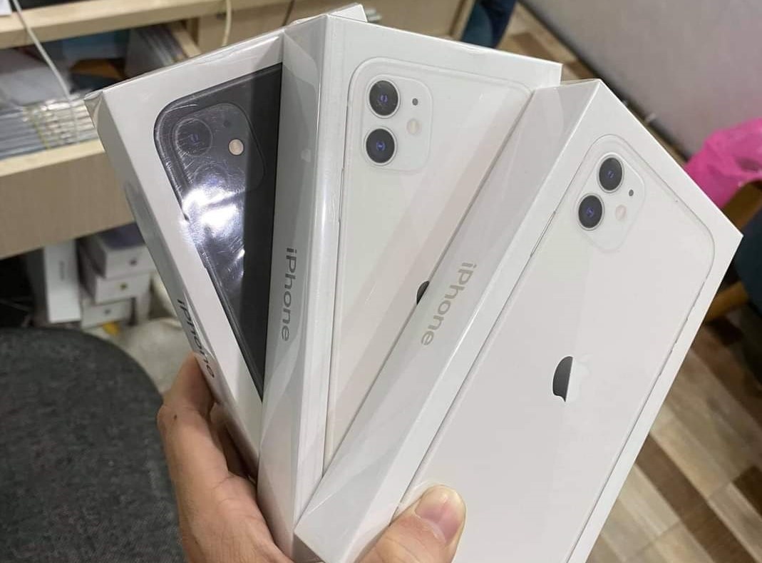 iPhone 11 ban moi dang co gia tot hinh anh