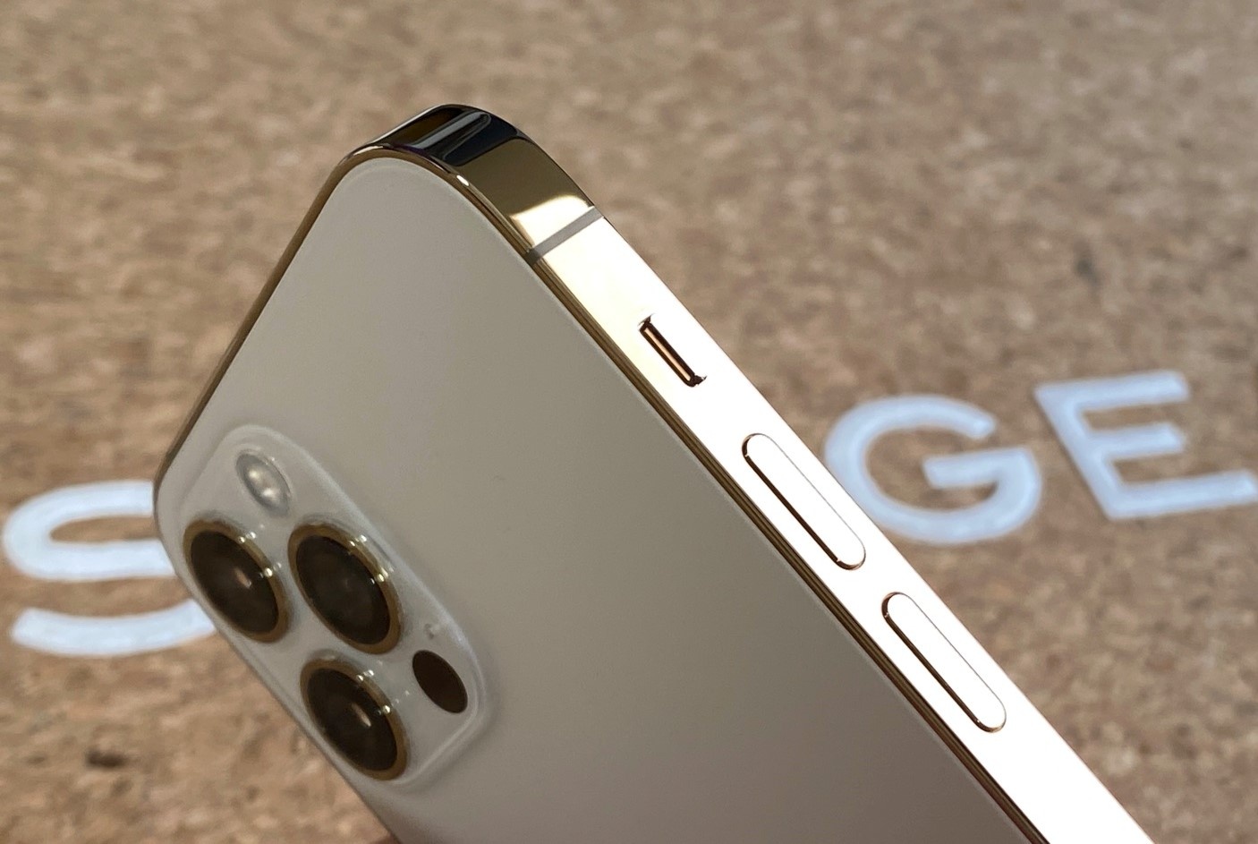 iPhone 12 Pro tang gia anh 4