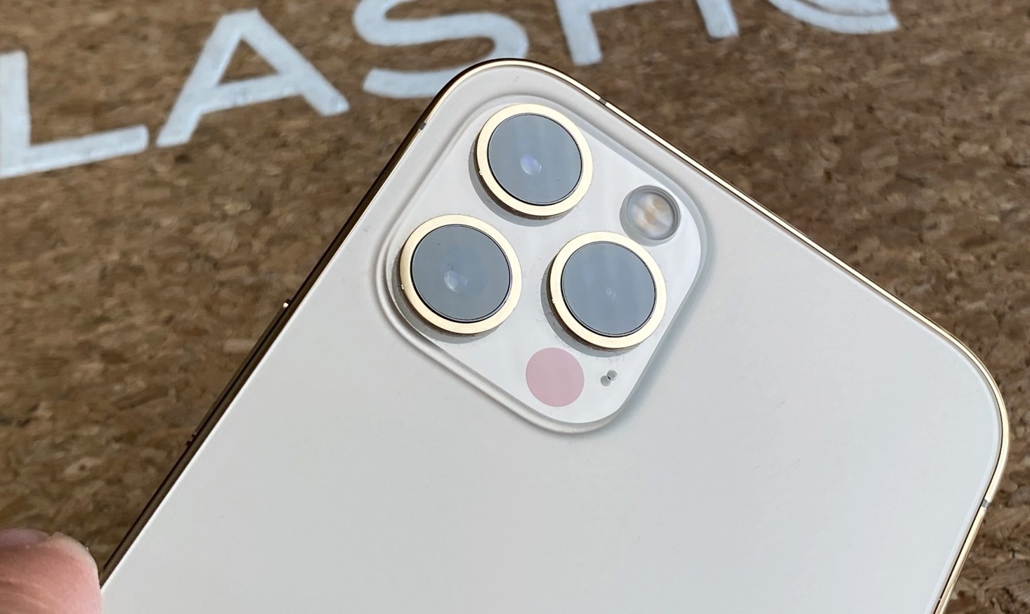 iPhone 12 Pro tang gia anh 1