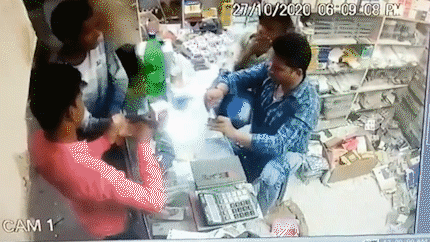 Smartphone phat no tai cua hang hinh anh