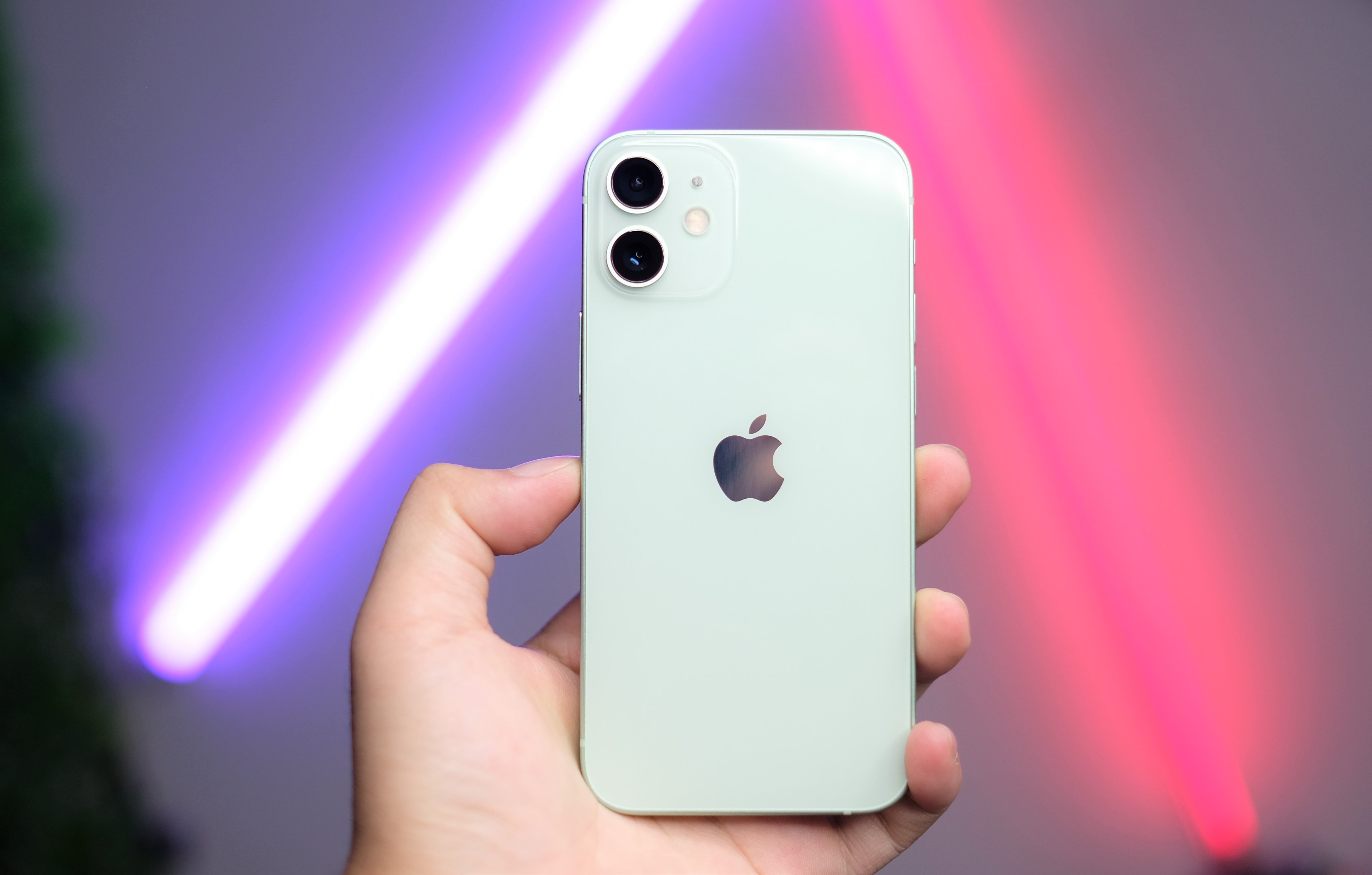 Trai nghiem iPhone 12 mini - nam gon trong long ban tay, gia 23 trieu hinh anh