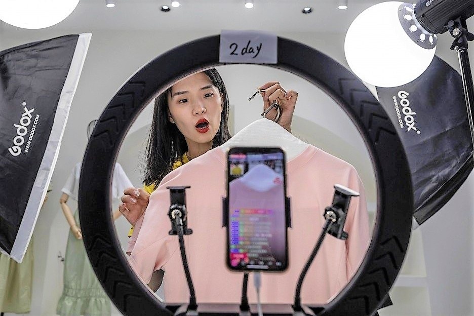 Trung Quoc soan thao bo quy tac cho nguoi livestream ban hang hinh anh