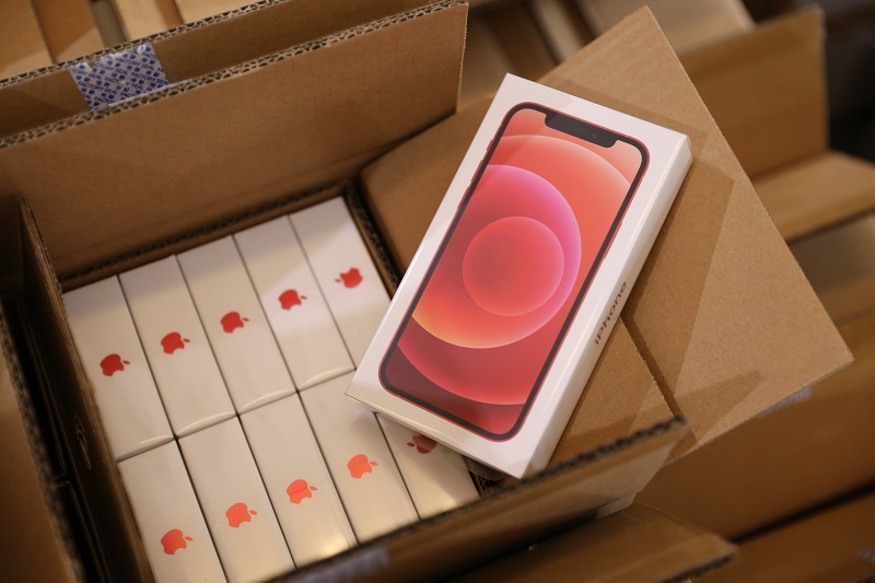 Ben trong kho hang iPhone 12 truoc gio mo ban tai Viet Nam hinh anh