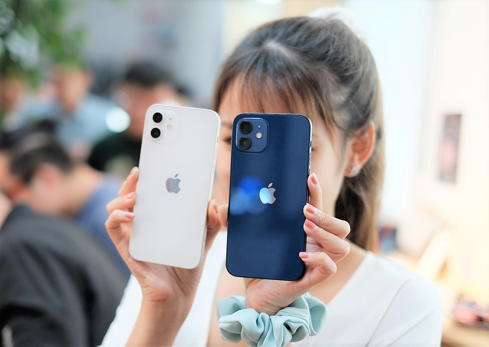 iPhone 12 va loat smartphone dang giam gia tai Viet Nam hinh anh