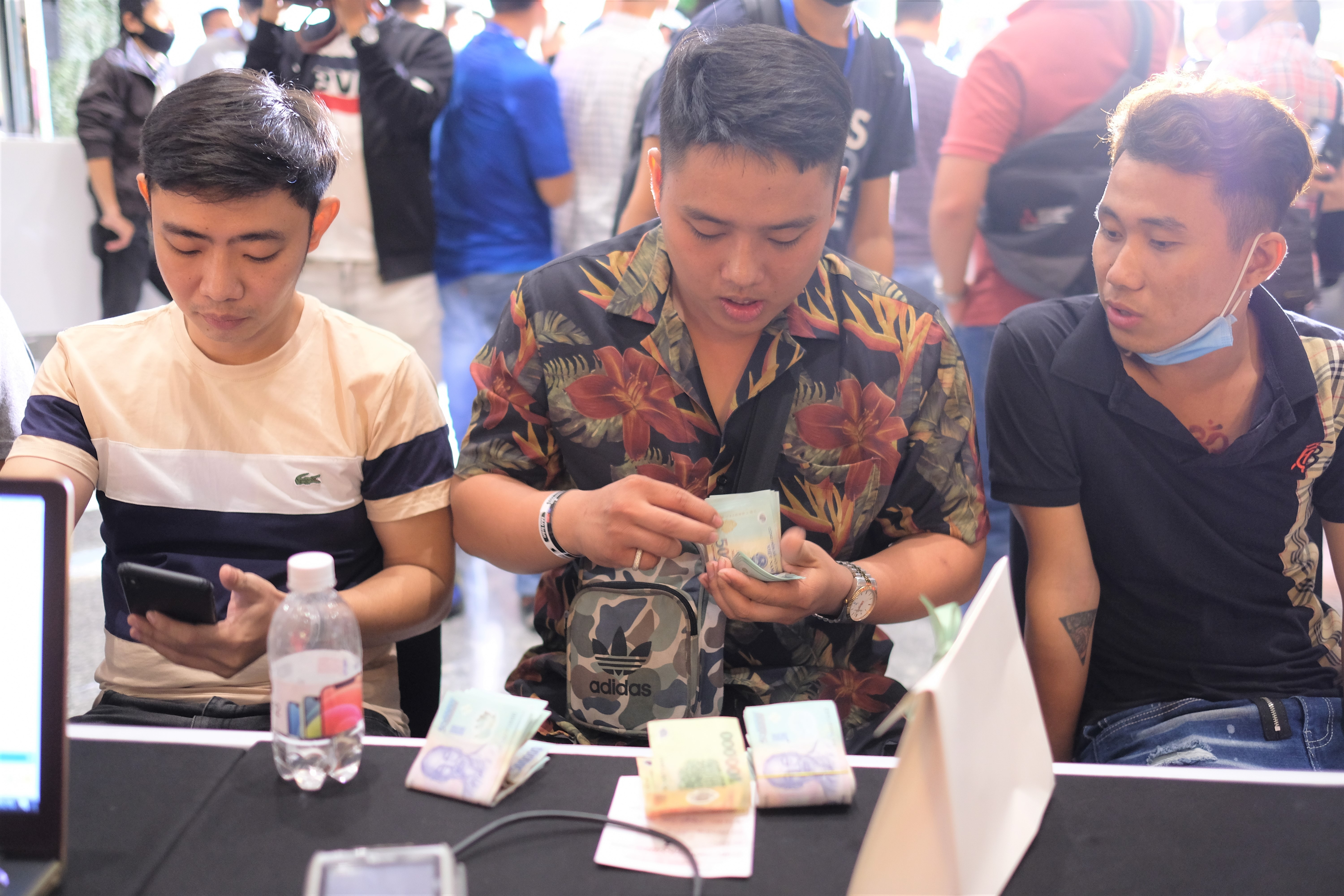 Mo ban iPhone 12 anh 13