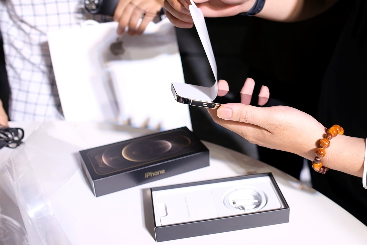 Mo ban iPhone 12 anh 11