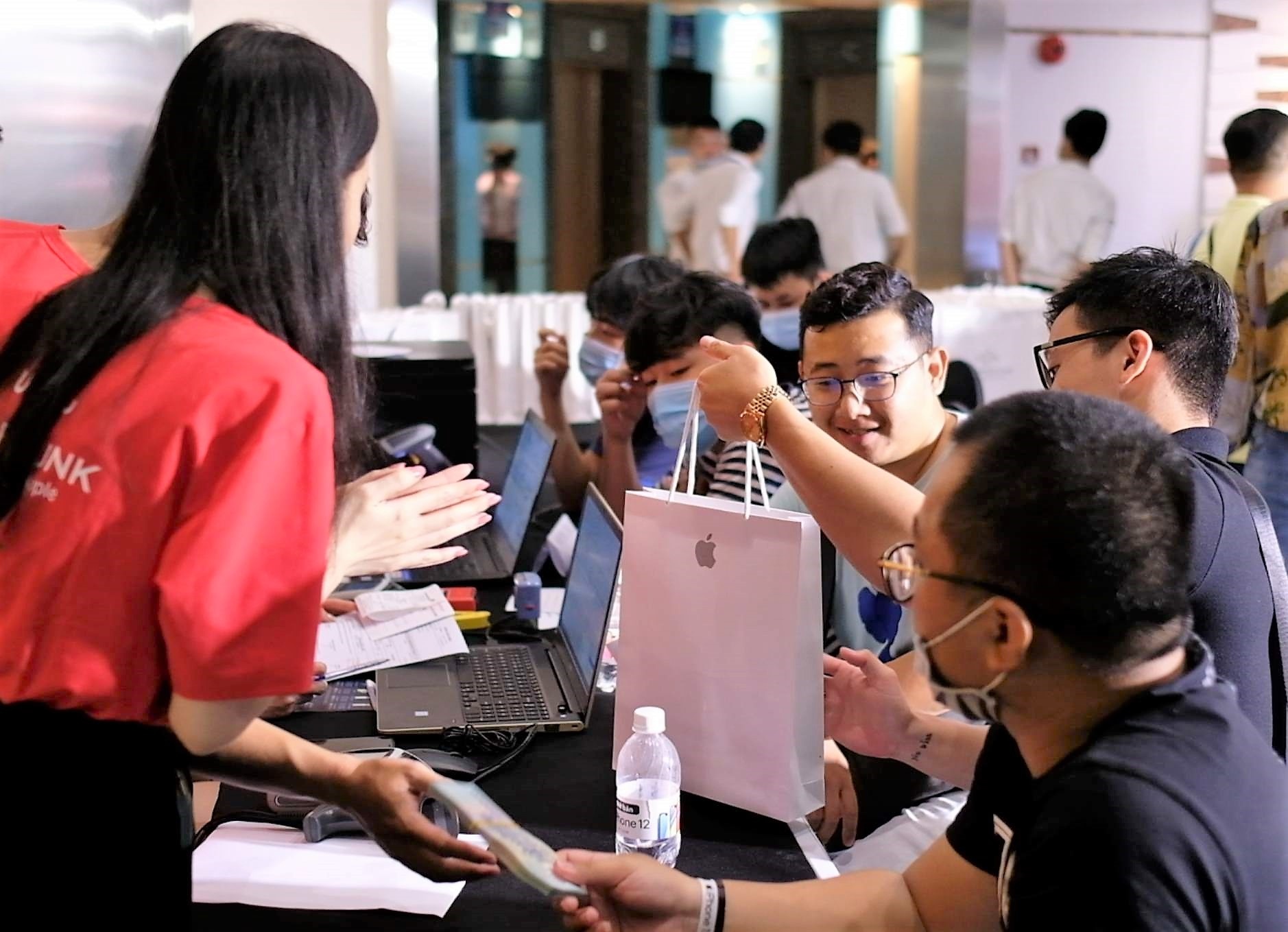 Nguoi dung xep hang mua iPhone 12 duoc tang AirPods 2 hinh anh