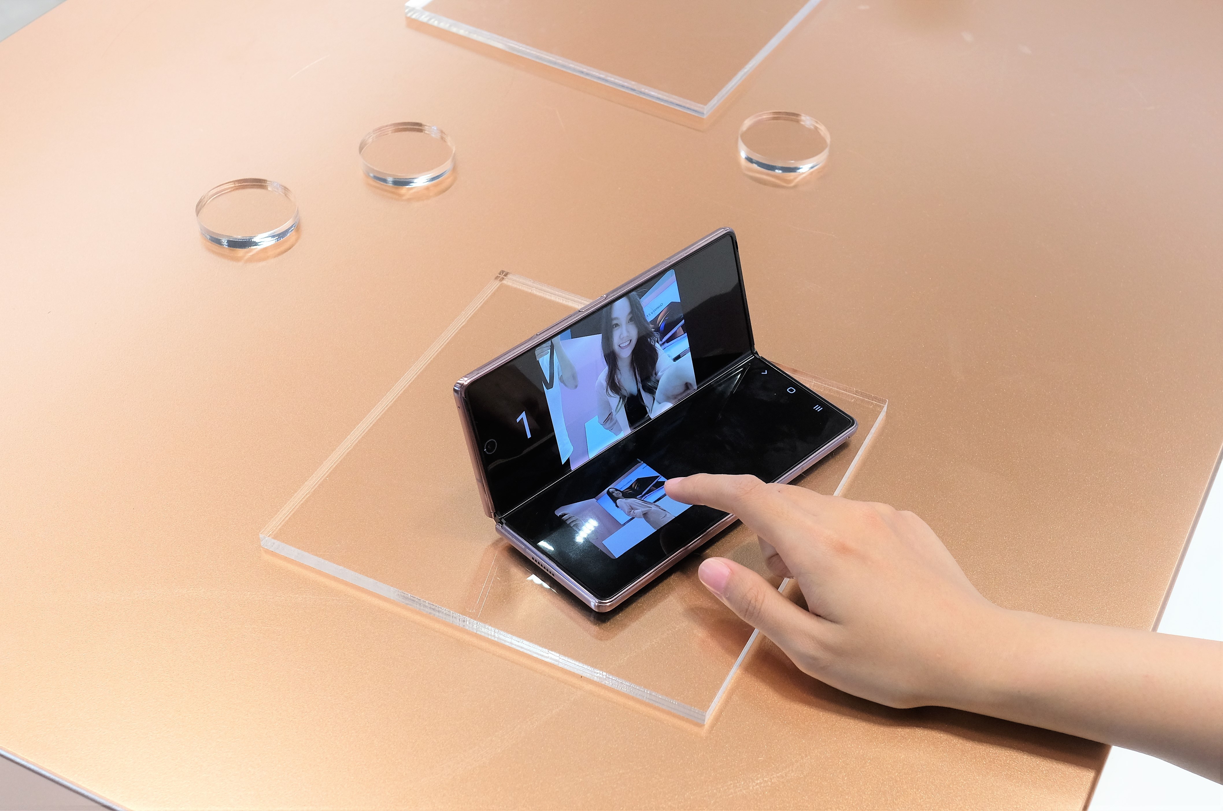 loat smartphone giam gia cuoi nam anh 2