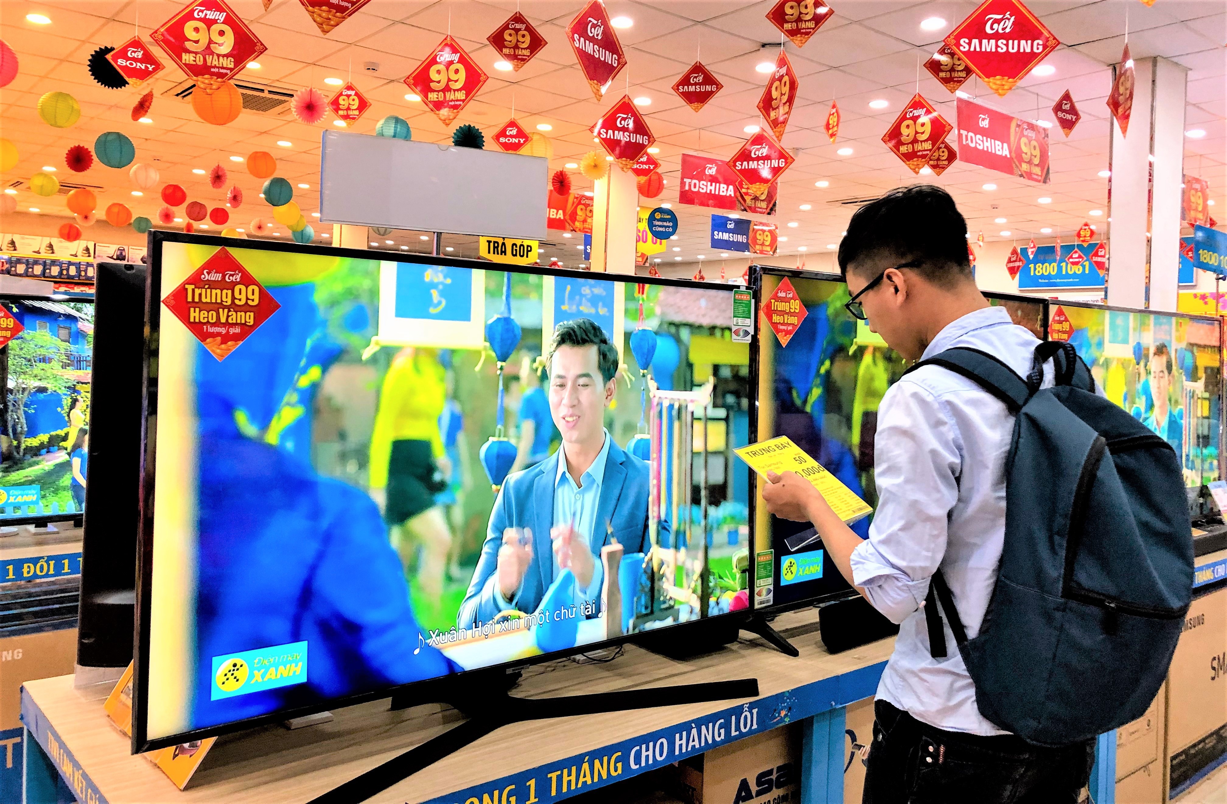 Nhieu mau TV giam gia dip cuoi nam hinh anh