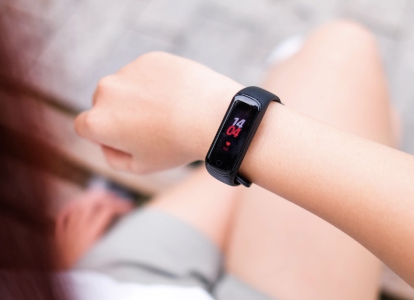 Danh gia nhanh Galaxy Fit2: Co nhac rua tay, pin dai, gia 700.000 dong hinh anh