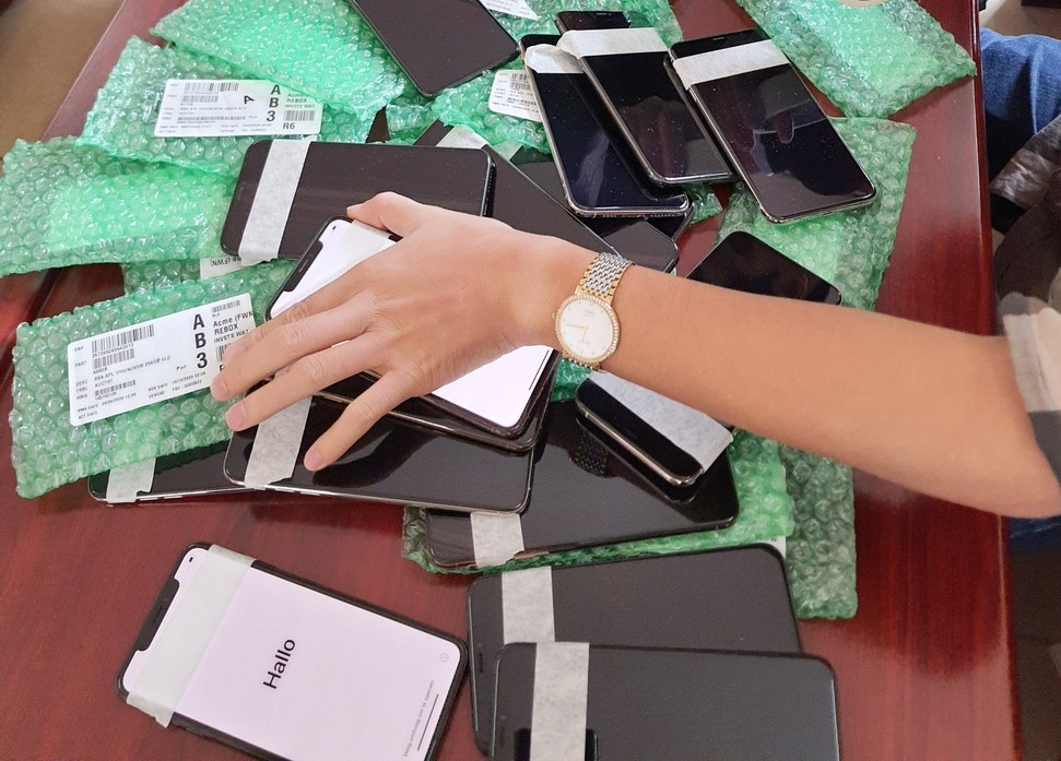 Gan 1.000 chiec iPhone nhap lau qua duong hang khong bi thu giu hinh anh