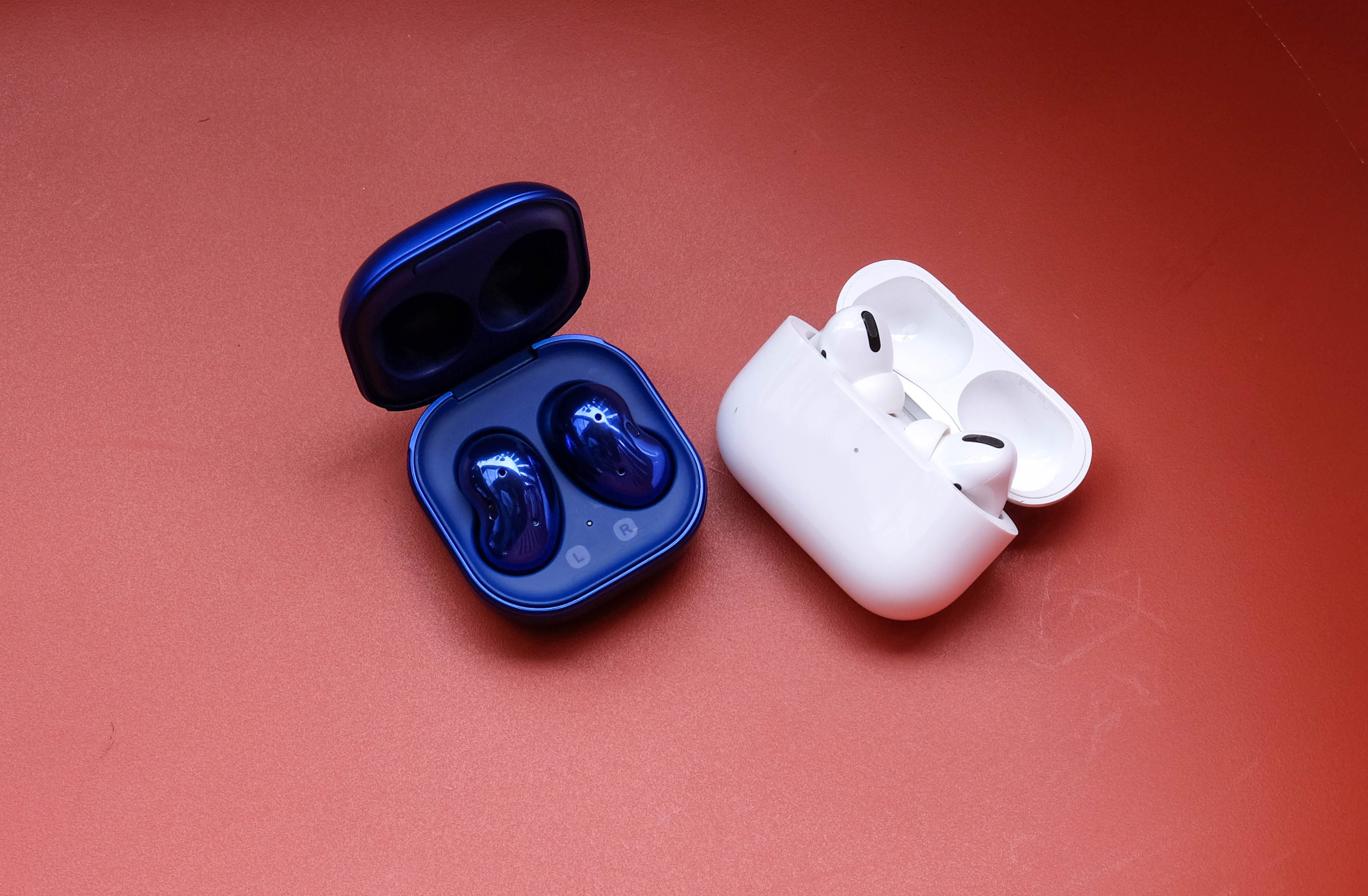 AirPods Pro voi Galaxy Buds Live anh 1