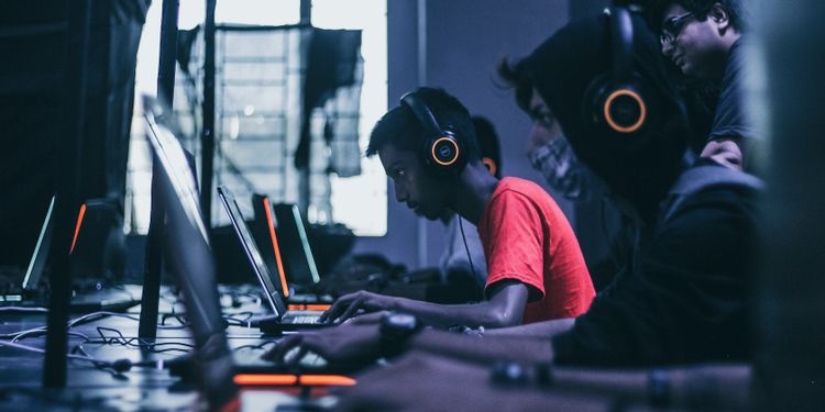 co nen mua laptop gaming anh 1