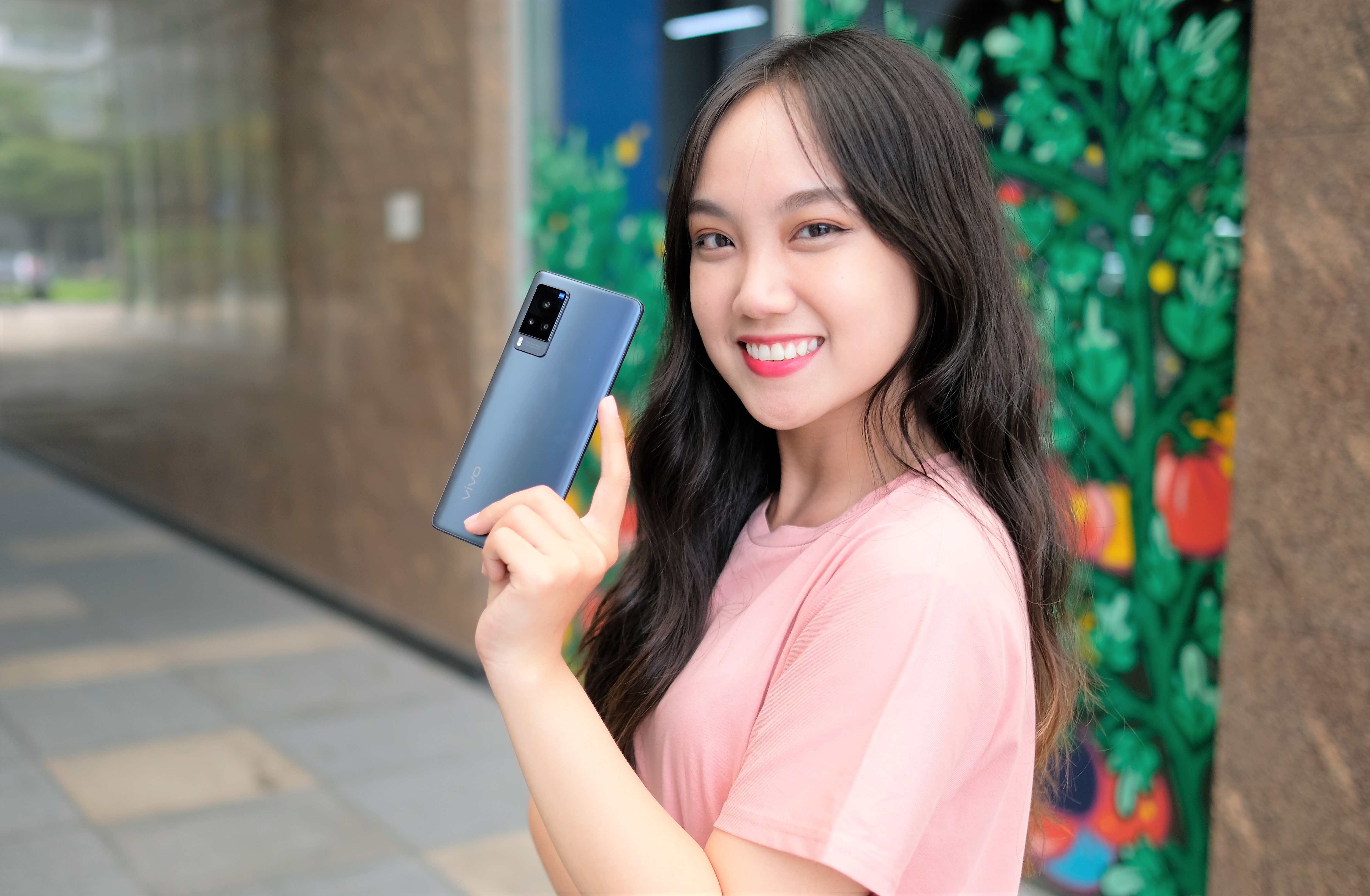 Dien thoai 5G co camera Zeiss, gia 20 trieu dong hinh anh