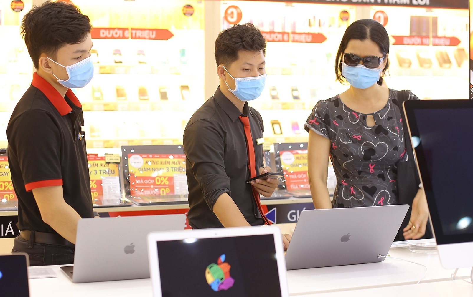 Laptop o at tang gia hinh anh