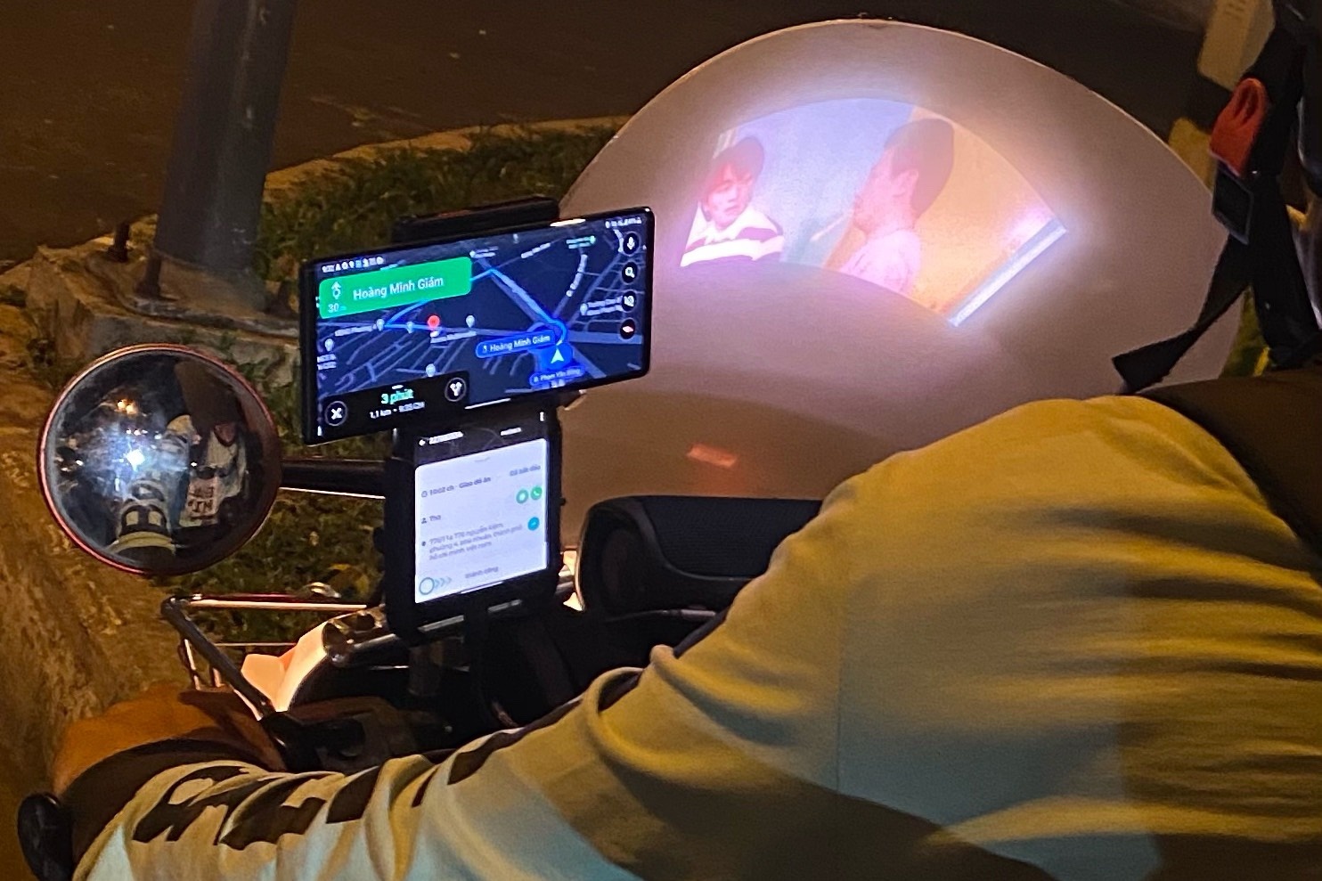 Dan thiet bi vai chuc trieu dong co tren xe cua shipper cong nghe hinh anh