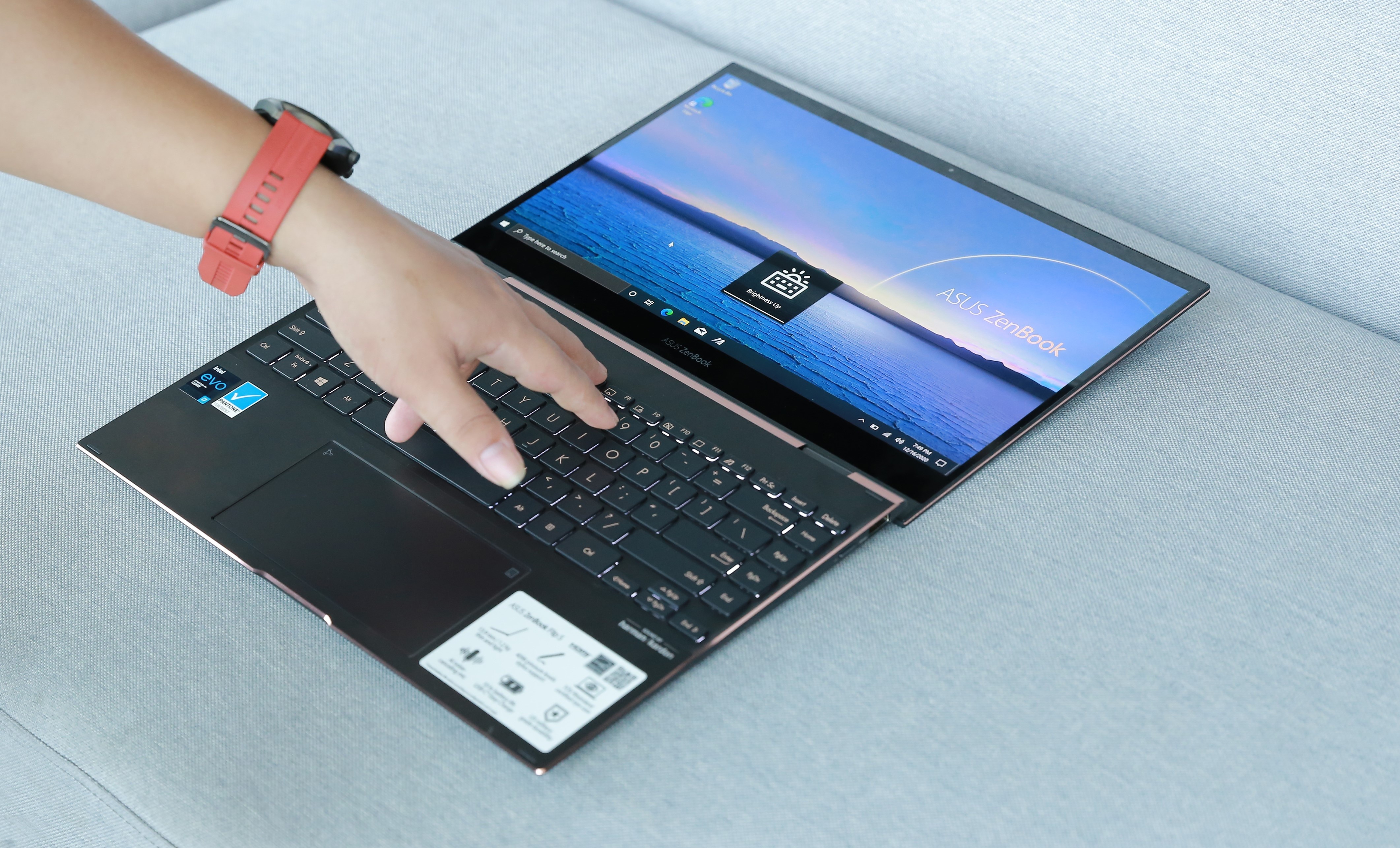 Laptop mong nhe dang mua anh 6