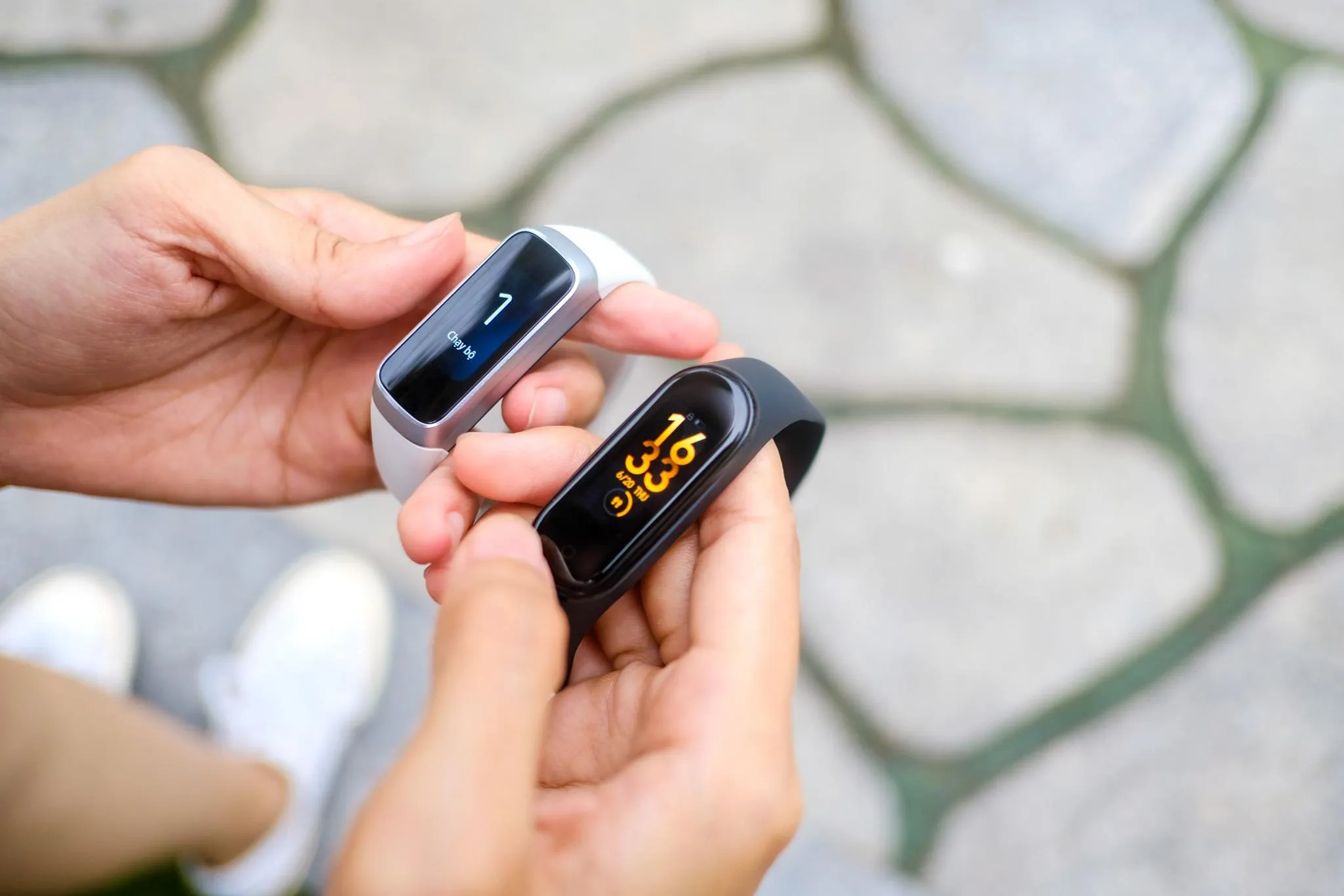 Loat vong deo tay thong minh gia re co tinh nang giong Apple Watch 6 hinh anh