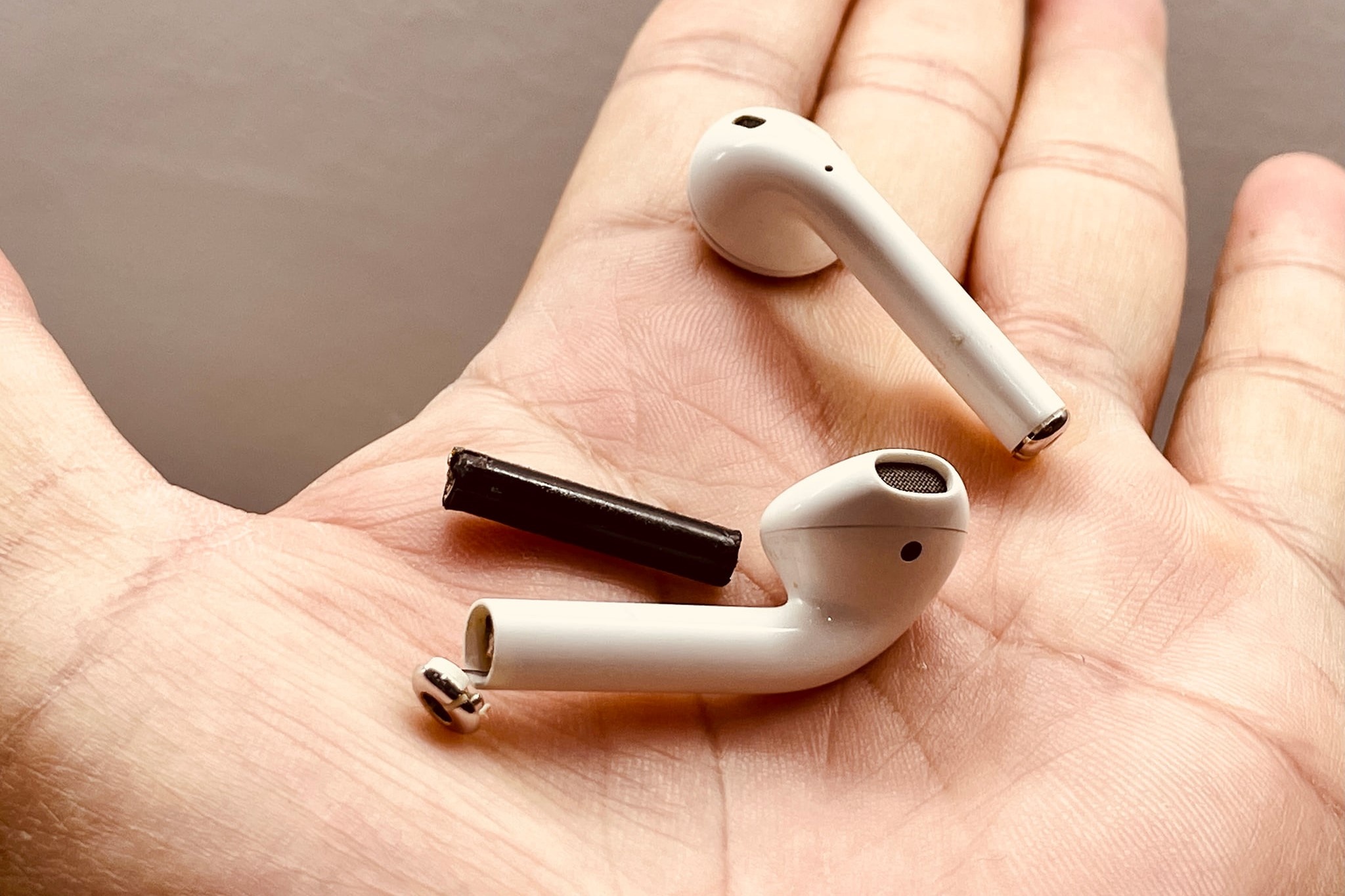 Thay pin cho tai nghe AirPods gia tu 350.000 dong o Viet Nam hinh anh