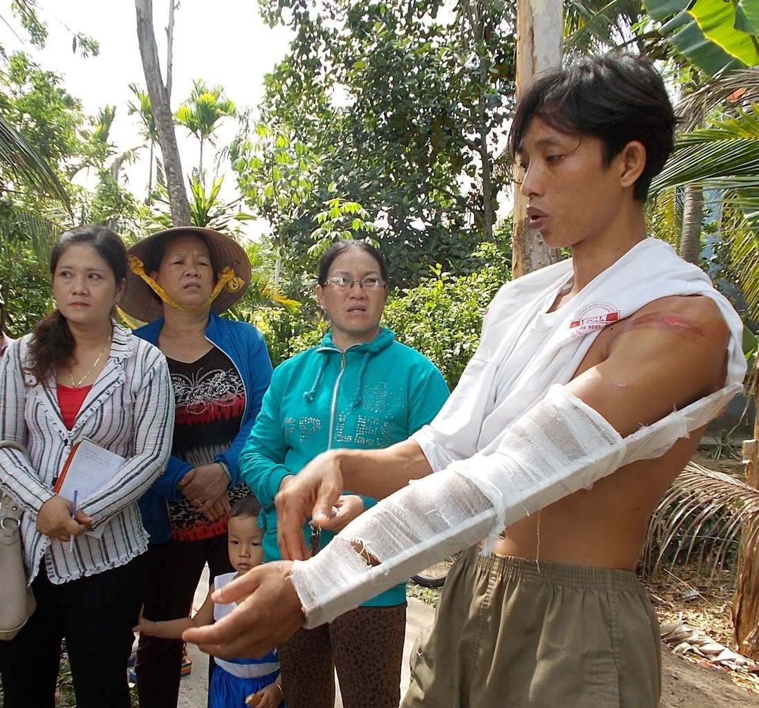 Be ca chim giua khuya, ca gia dinh roi xuong song hinh anh
