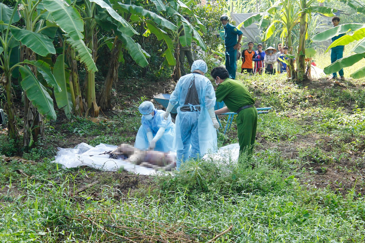 Phat hien xac co gai troi song, nhieu nguoi den nhan dien hinh anh