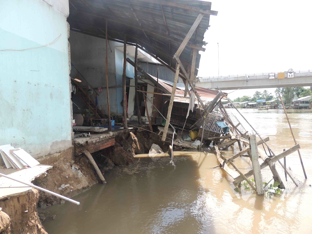 Can canh hang chuc can nha sap xuong song o Hau Giang hinh anh