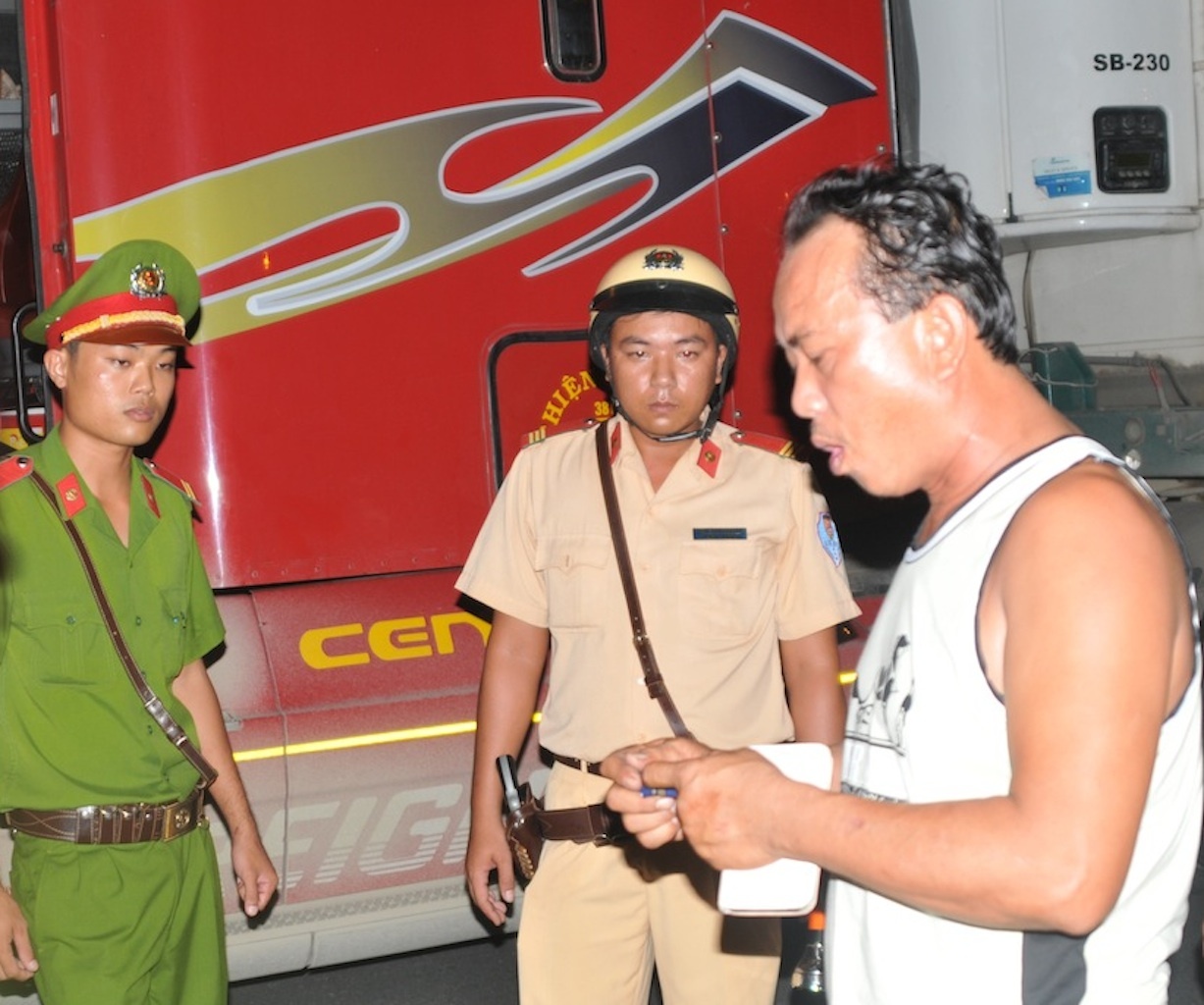 Tai xe say xin lai xe dau keo vuot mat canh sat hinh anh