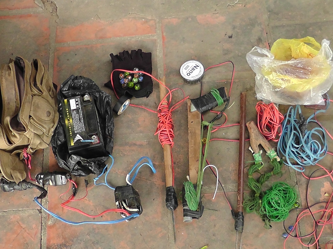 Loại súng tự chế (súng chĩa) được nối với bộ kích điện gắn trực tiếp vào bình điện của xe máy, máy xe càng lớn thì điện năng càng mạnh. Nếu bắn trúng người thì có thể gây bất tỉnh, thậm chí tử vong.