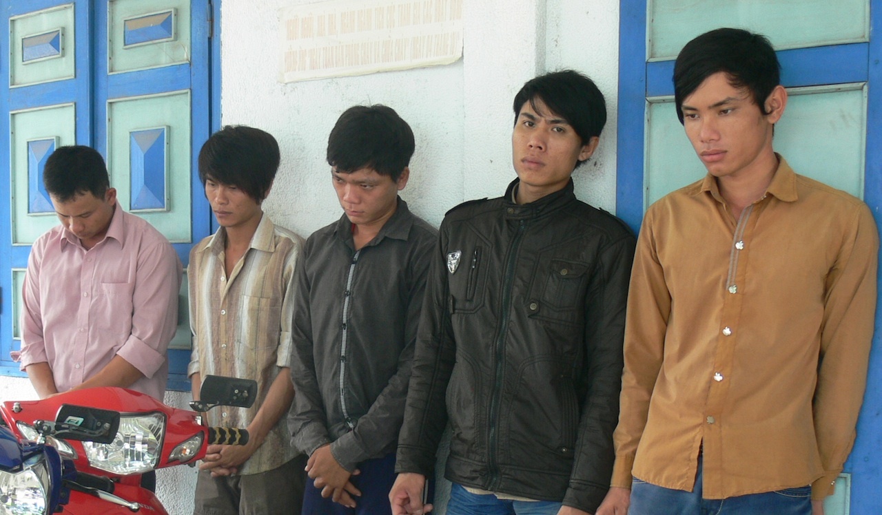 Tho xay ru dong bon dot nhap nha chu cu de trom ket sat hinh anh