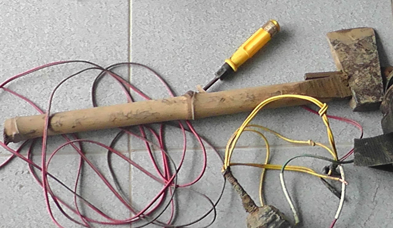 Cây búa (rìu) 2 tên trộm chó chém vào đầu anh Nam, nhờ may mắn né kịp