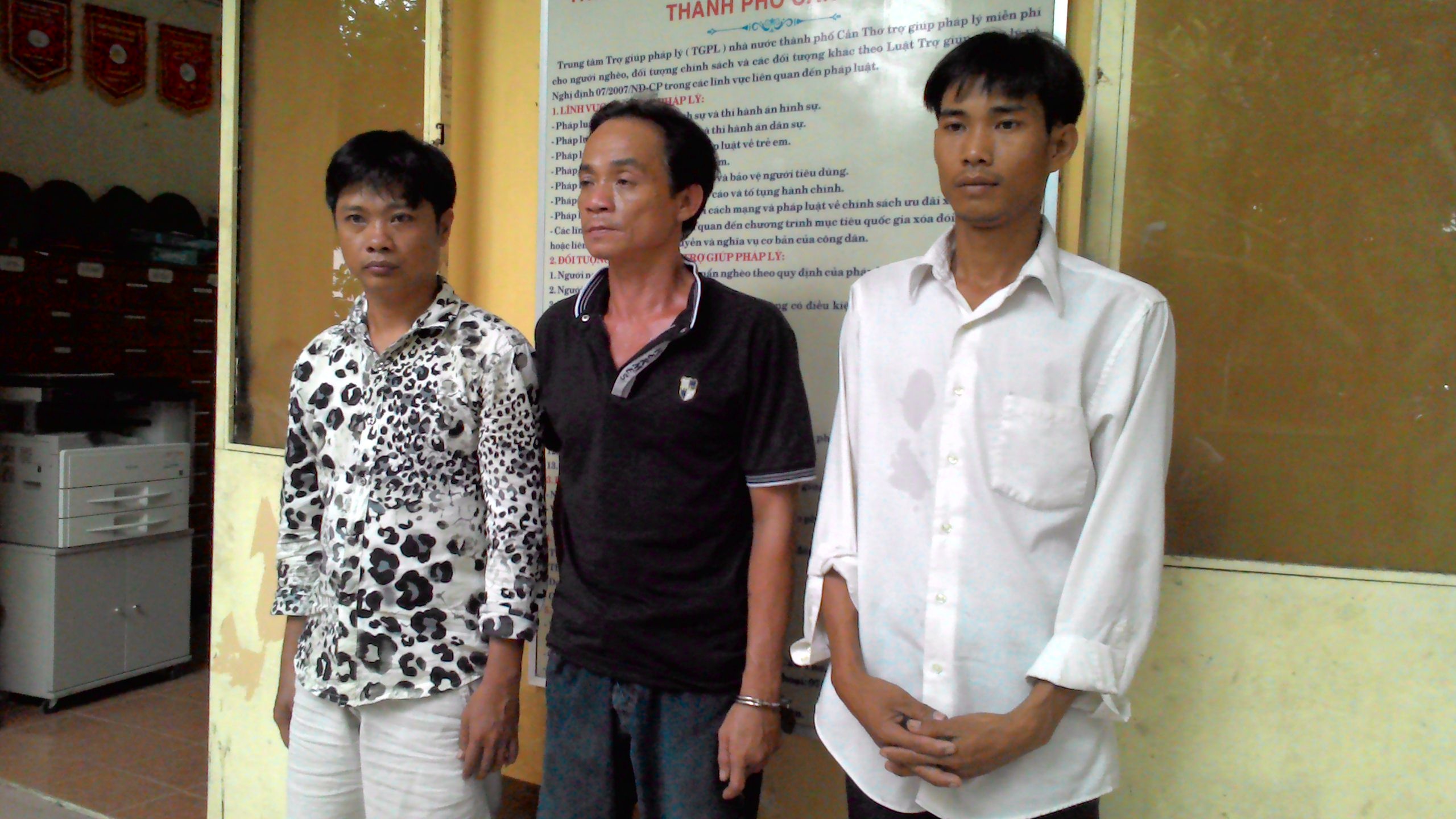 Triet pha 4 tu diem ca do da bong trong quan ca phe hinh anh