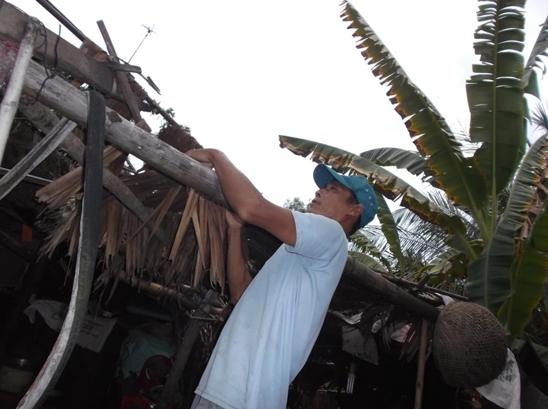 Ông Võ Văn Đậm, Chủ tịch HCB cho biết: “Tuy hoàn cảnh rất khó khăn nhưng khi UBND xã xét cấp sổ hộ nghèo cho ông để có hướng hỗ trợ, ông nhất quyết không nhận sổ hộ nghèo. Ông nói để nhường phần cho người khác khó khăn hơn”. 