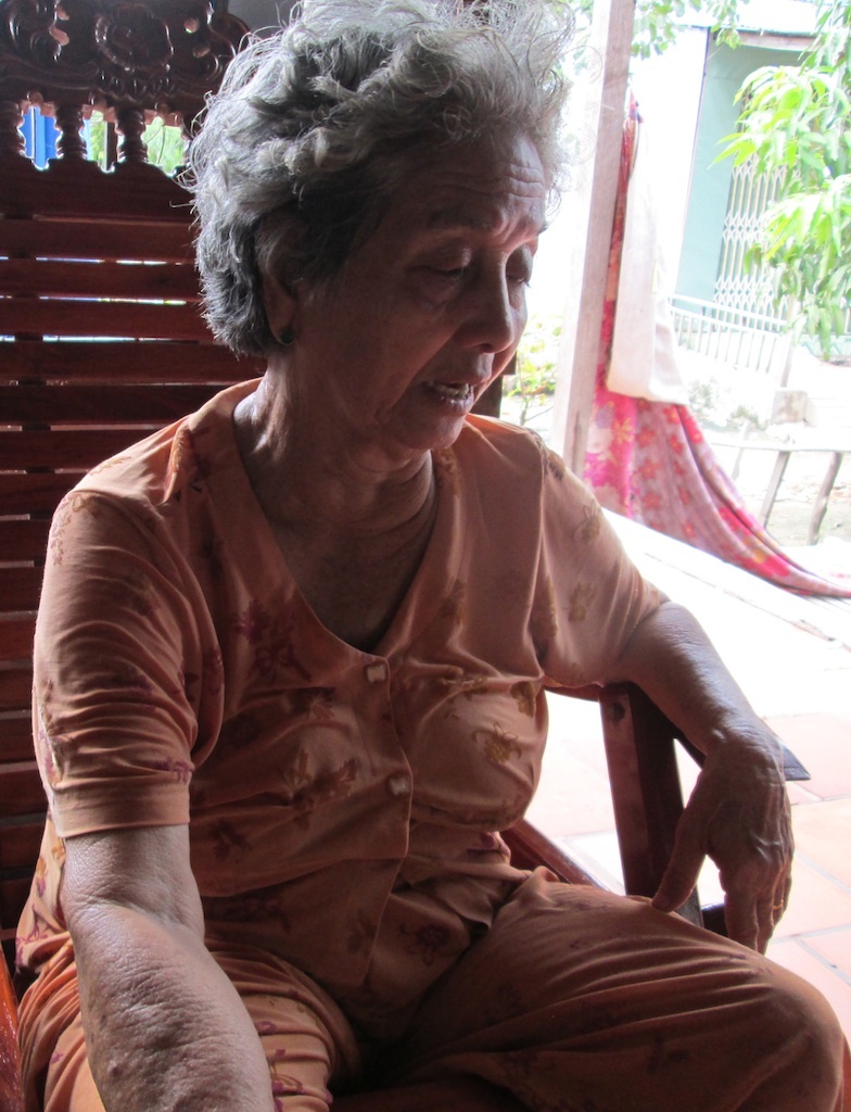 Bà Là buồn bã vì hành động dại đột của đứa cháu.