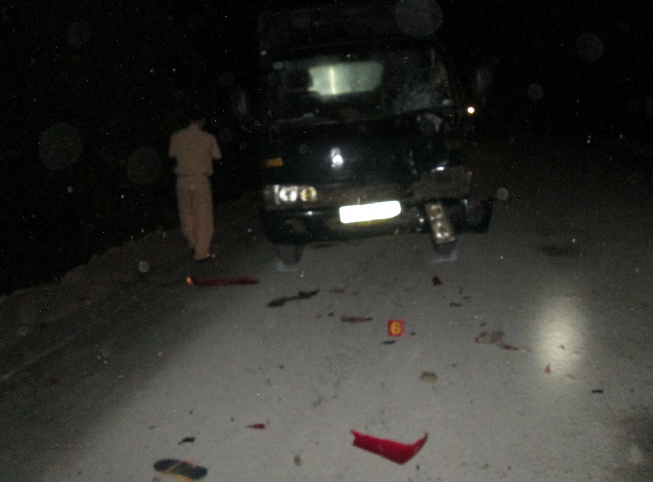 Lac tay lai vao xe tai, 2 nguoi thiet mang hinh anh