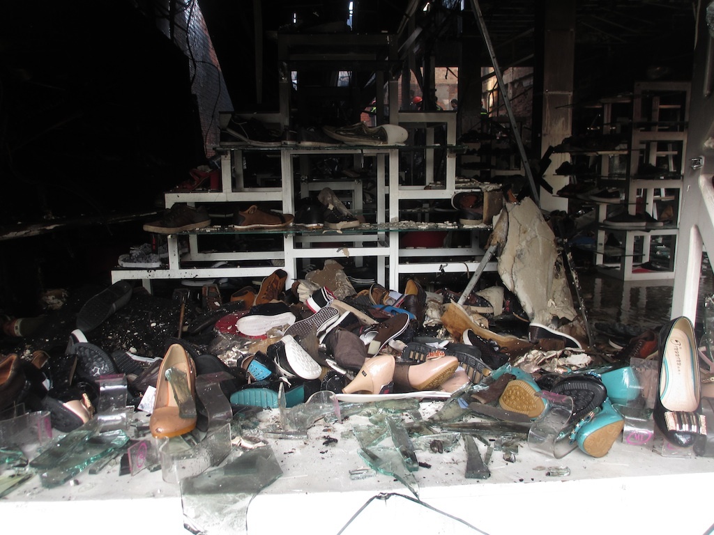 Vo chong dai ta va con gai chet tham trong hoa hoan hinh anh