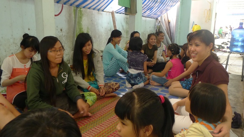 8 năm qua, vợ chồng cô Huyền đã tiếp sức hàng ngàn lượt sĩ tử