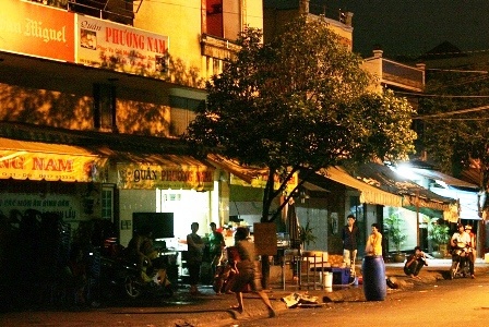 Bi doi tien nhau, keu dong bon den chem chu quan hinh anh