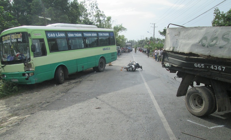 Xe buyt gay tai nan lien hoan, 2 nguoi nhap vien hinh anh