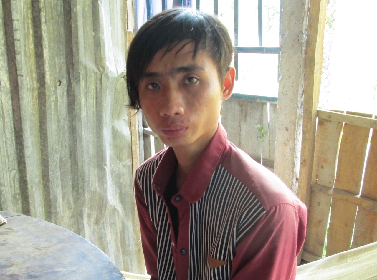 Den nha ban trai ngu nho, 2 nu sinh mat cai ngan vang hinh anh