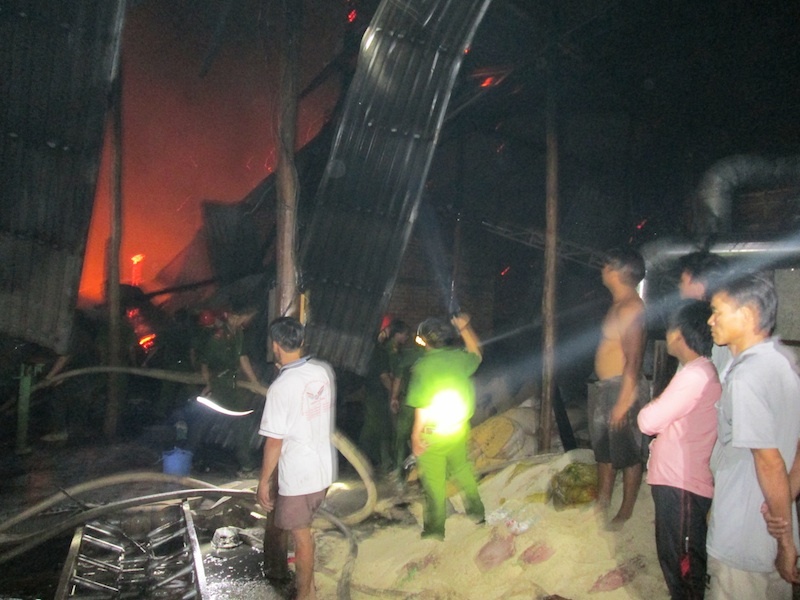 Lua thieu rui nha may xay lua rong 1.000 m2 hinh anh