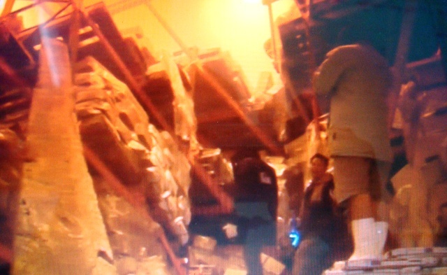 Sap ke hang kho dong lanh, mot cong nhan mat tich hinh anh